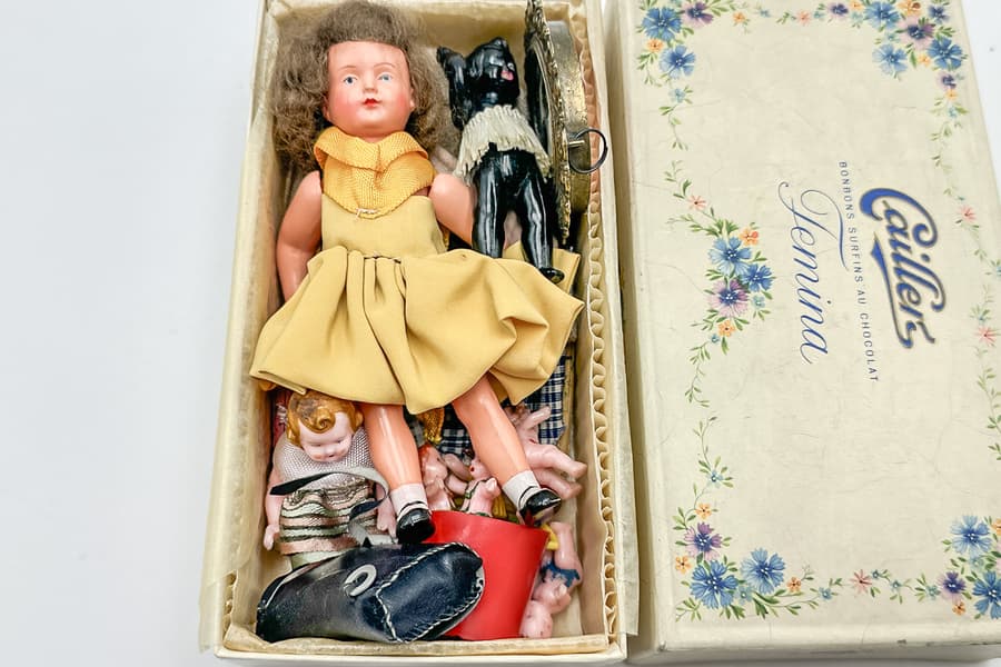 Karton mit vintage Puppen und Puppenspielzeug